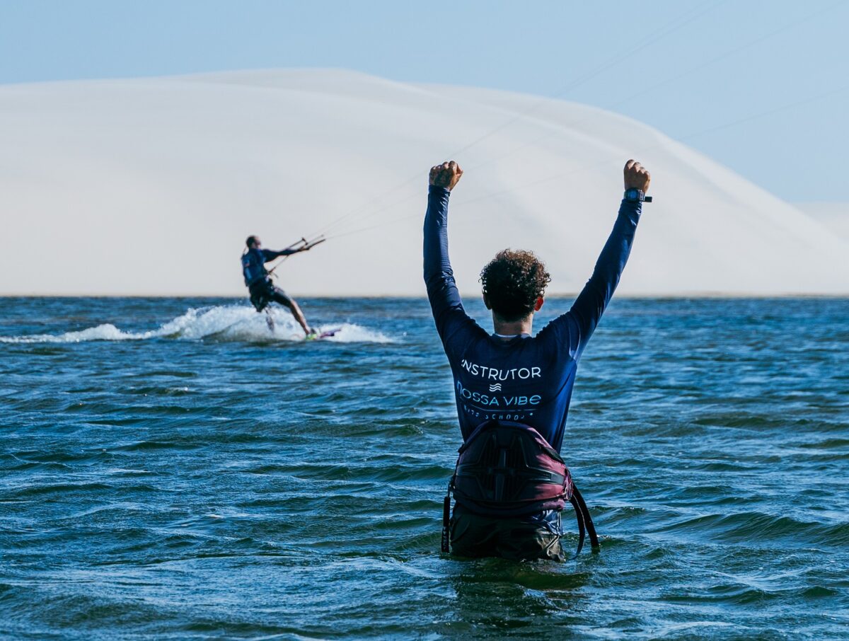 Em Atins, são oferecidas aulas de kitesurf para iniciantes e de manobras para os mais avançados - Foto: Caio Florentino