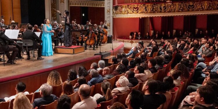 No Theatro Municipal de São Paulo, a solista maranhense Lívia Berrêdo cantou e encantou a plateia em noite especial de celebração ao talento lírico brasileiro - Foto: Divulgação