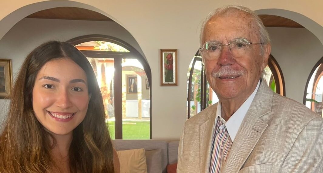 A vereadora Paulinha Matos entrega a obra do escritor icatuense José Almeida ao ex-presidente José Sarney – Foto: Divulgação