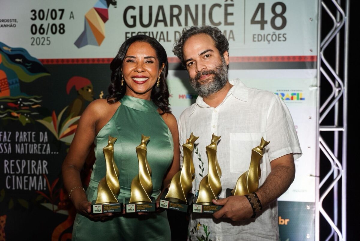 Rosélis Barbosa, diretora do Festival Guarnicê de Cinema e Fábio Meira, diretor de Mambembe, um dos premiados da noite - Foto: Divulgação
