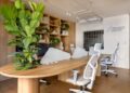 Com design biofílico, arte e elementos naturais, o espaço reflete os valores de bem-estar, sustentabilidade e inovação que marcam os novos projetos da incorporadora - Foto: Divulgação