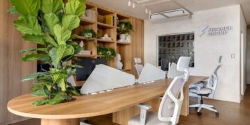 Com design biofílico, arte e elementos naturais, o espaço reflete os valores de bem-estar, sustentabilidade e inovação que marcam os novos projetos da incorporadora - Foto: Divulgação