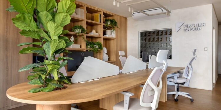 Com design biofílico, arte e elementos naturais, o espaço reflete os valores de bem-estar, sustentabilidade e inovação que marcam os novos projetos da incorporadora - Foto: Divulgação