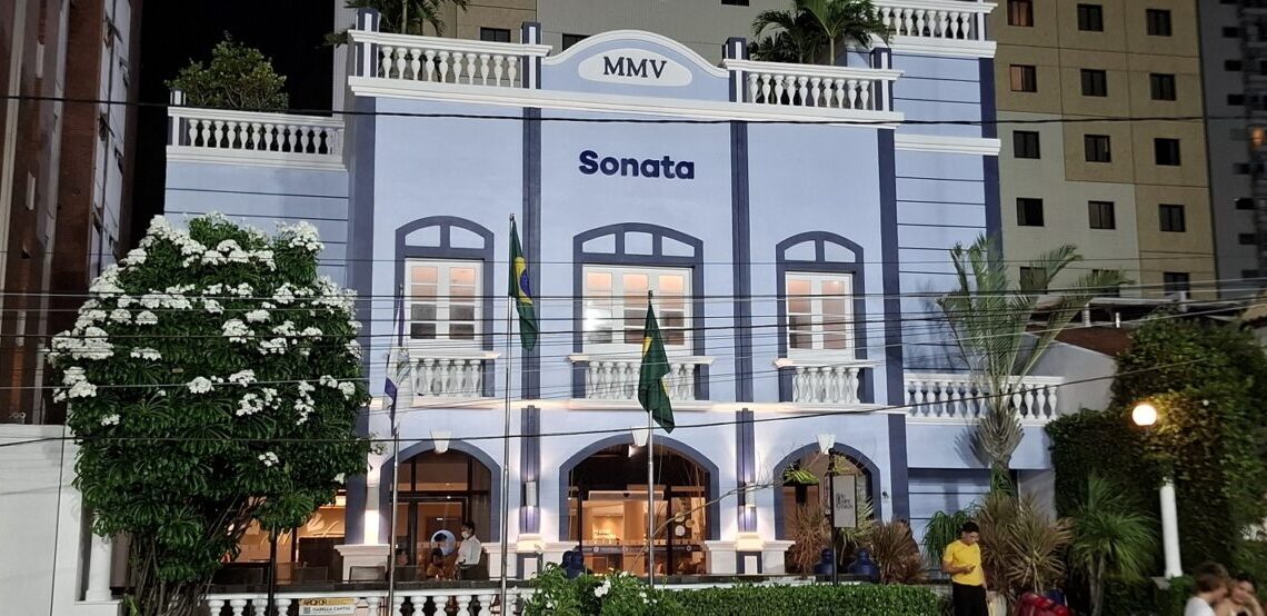 No detalhe, a arquitetura do Hotel Sonata mantendo firme o propósito de resgate da memória da cidade de Fortaleza – Foto: Gutemberg Bogéa