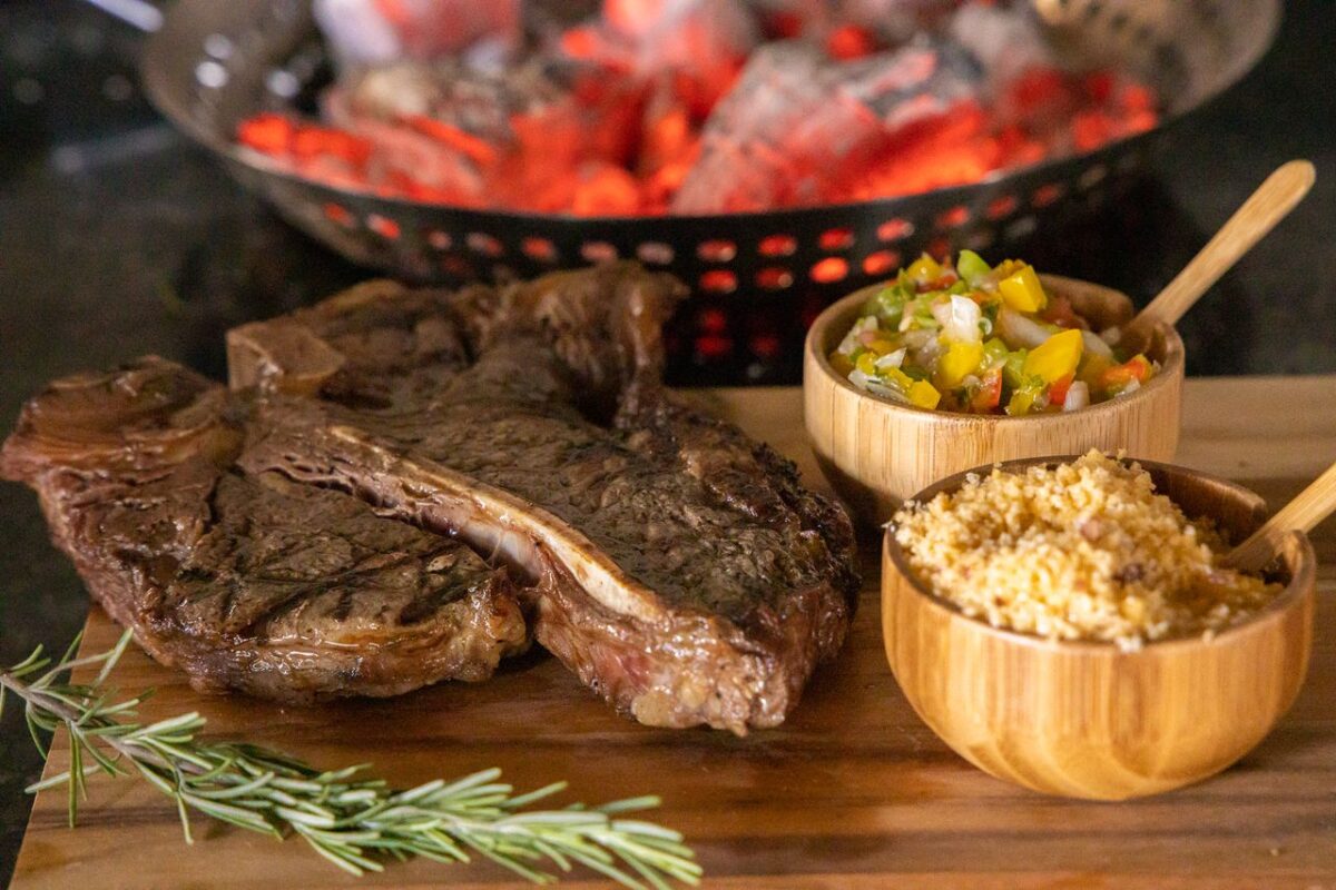 Saborosas carnes e pratos da cozinha regional e internacional que irão deixar os visitantes com água na boca - Foto: Divulgação