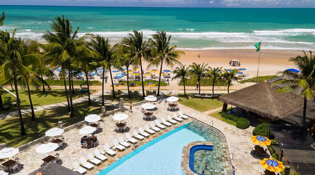 De frente para praia, o hotel oferece piscinas, descanso, alta gastronomia e uma série de atividades recreativas que tornam sua estadia repleta de diversão - Foto: Divulgação