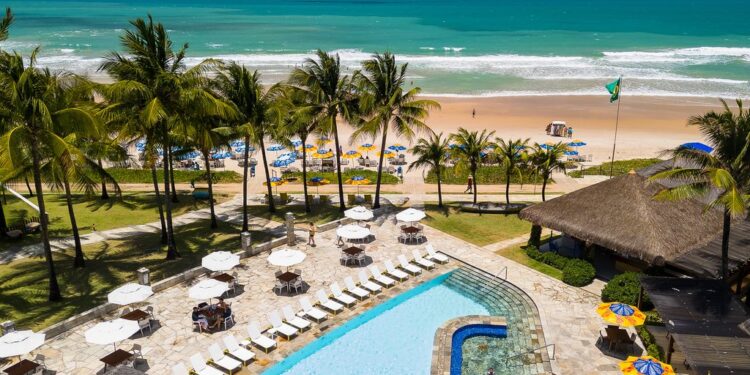 De frente para praia, o hotel oferece piscinas, descanso, alta gastronomia e uma série de atividades recreativas que tornam sua estadia repleta de diversão - Foto: Divulgação