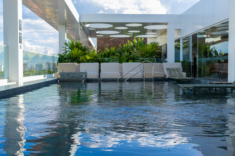 Espaço de lazer moderno e exclusivo, propício ao relaxamento e um belo pôr do sol com uma vista urbana da cidade – Foto: Divulgação