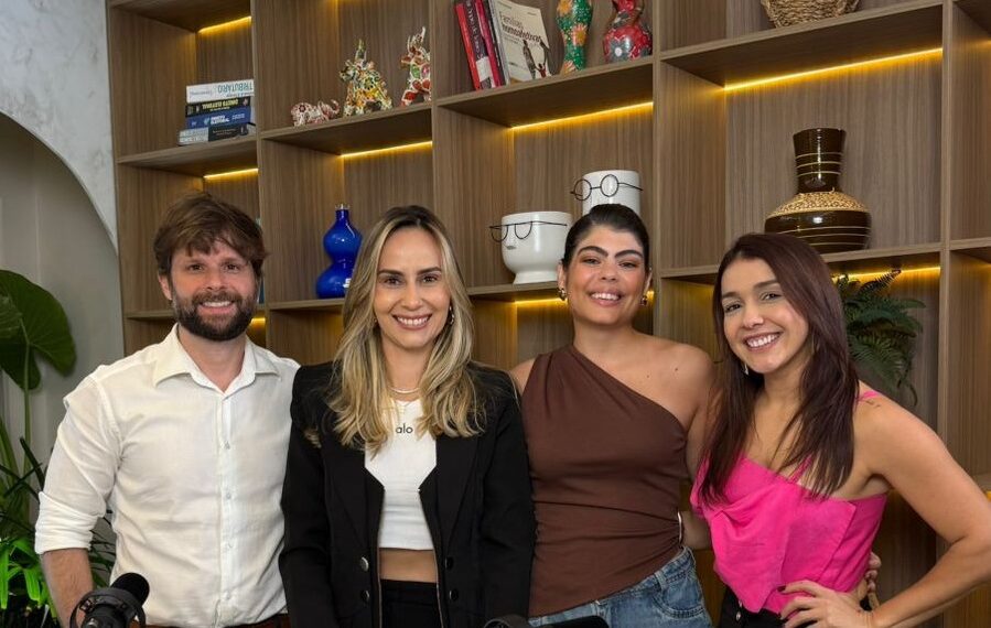 Reunidos na gravação do novo episódio do podcast Felipe Albuquerque, MSc/PhD em Genética Molecular e Diretor Científico do Lacmar Genômica; a médica nutróloga Dra. Marina Reis, a jornalista Giovana Braga e a nutricionista Mayra Tirza - Foto: Divulgação