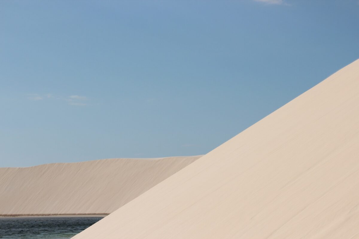 Com imensas dunas e lagoas cristalinas, os Lençóis Maranhenses se tornaram um Patrimônio Natural Mundial. O destino colhe os frutos de sua exuberante natureza – Foto: Divulgação