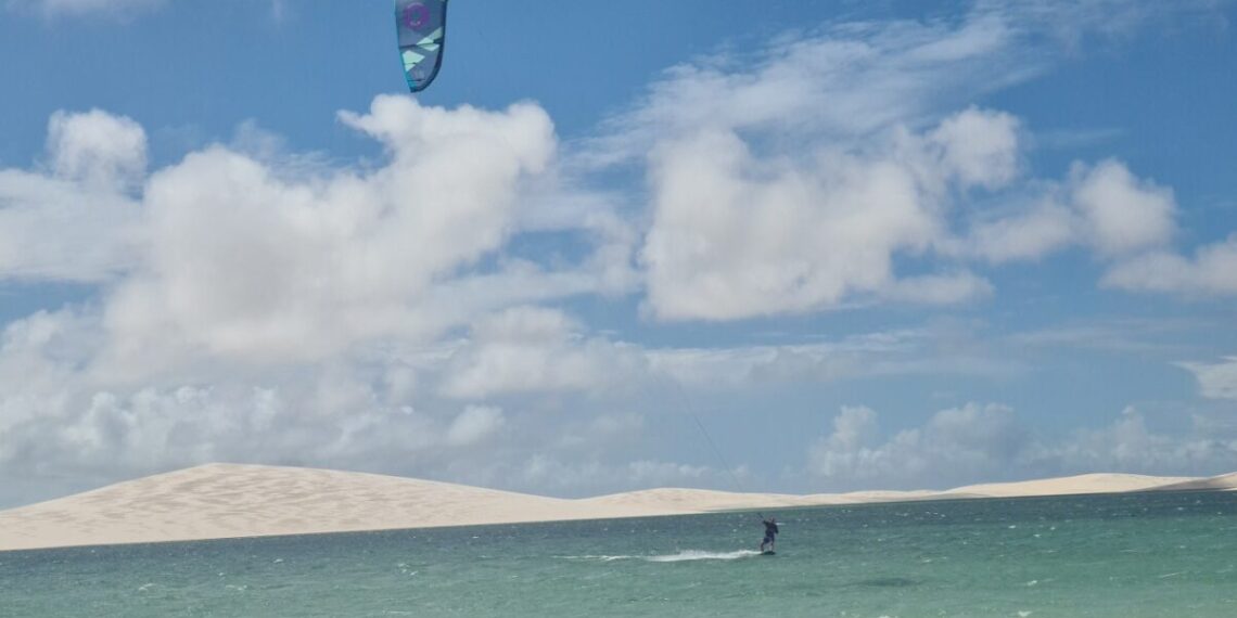 Com ventos constantes, paisagens cinematográficas, kitesurf atrai esportistas para os Lençóis Maranhenses - Foto: Divulgação