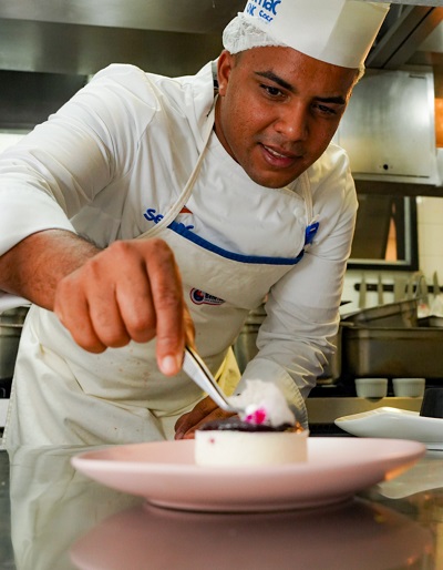 Chef Igor Barros finalizando a sobremesa durante Semana de Gastronomia em 2024 - Foto: Audrey Luiza
