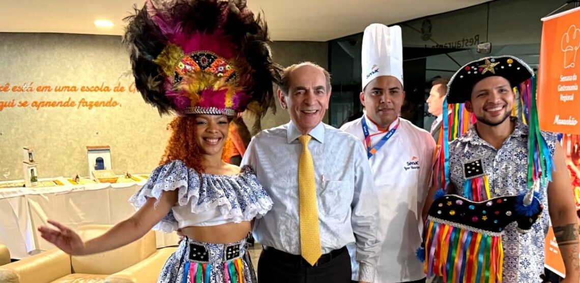 O Senador Marcelo Castro (PI) com o Chef Igor Barros, do Restaurante Escola do Senac Maranhão e os dançarinos Isa Sousa e Cristiano Abreu - Foto: Divulgação