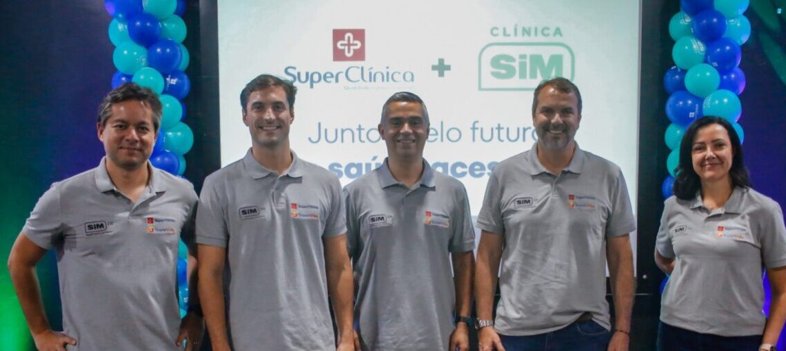 Celebrando a criação da Rede SiMco: Eduardo Adrião (CEO Clínica SiM); Luís Guilherme Almeida (CEO da SuperClínica); Everton Ribeiro (Dir. Financeiro Clínica SiM); Gustavo Almeida (Fundador SuperClínica) e Marina Franco (Dir. Tecnologia Clínica SiM) - Foto: Divulgação