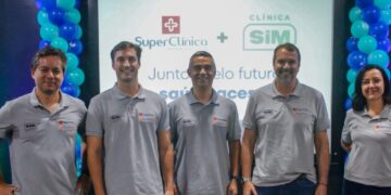Celebrando a criação da Rede SiMco: Eduardo Adrião (CEO Clínica SiM); Luís Guilherme Almeida (CEO da SuperClínica); Everton Ribeiro (Dir. Financeiro Clínica SiM); Gustavo Almeida (Fundador SuperClínica) e Marina Franco (Dir. Tecnologia Clínica SiM) - Foto: Divulgação