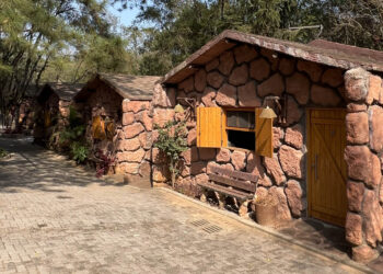 A vida estreitando os laços com as memórias afetivas. No detalhe, os estilosos chalés da Vila Katu - Foto Natalia Knaut