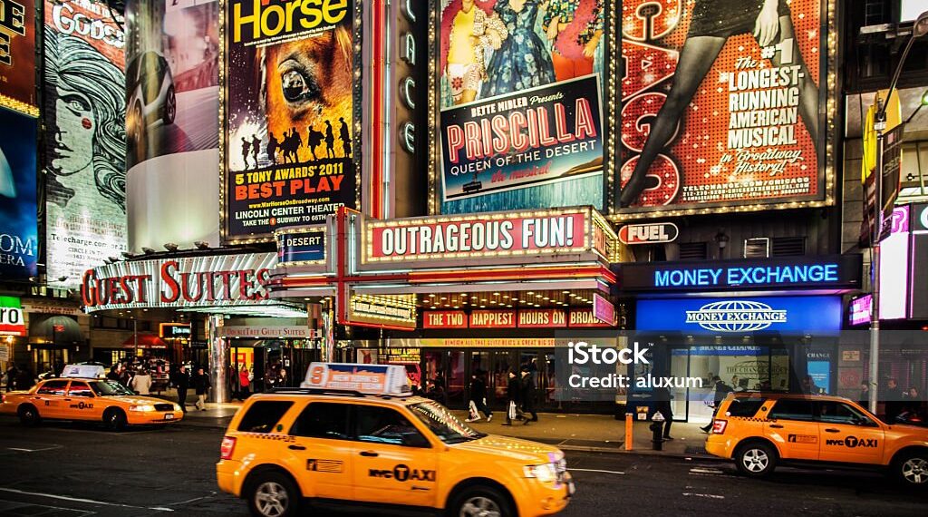 Nova Iorque, nos Estados Unidos, principalmente na região da Times Square e no Theater District, onde ficam os mais de 40 teatros que compõem o circuito da Broadway - Foto: Divulgação