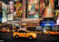 Nova Iorque, nos Estados Unidos, principalmente na região da Times Square e no Theater District, onde ficam os mais de 40 teatros que compõem o circuito da Broadway - Foto: Divulgação