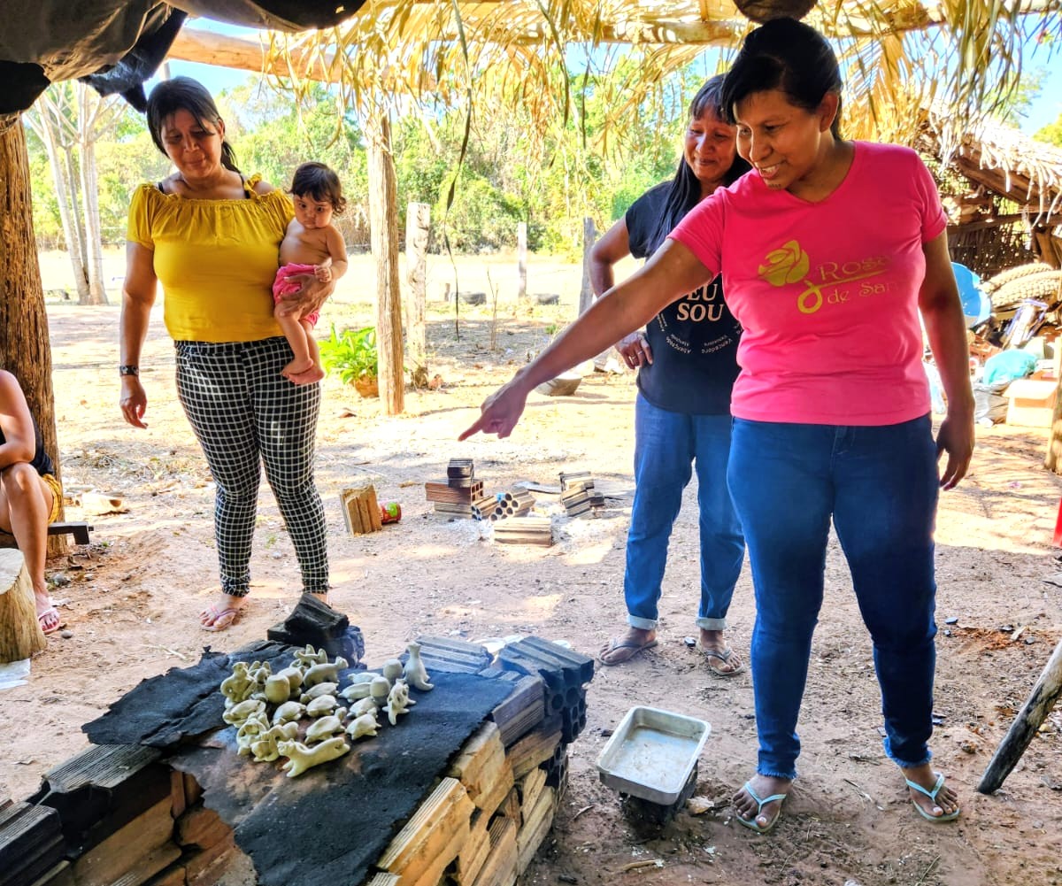 Kussina Iara mostra como é produzida a cerâmica Karajá: rudimentar e bela -Foto: Seleucia Fontes