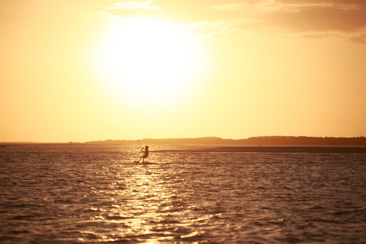 Pôr do sol na praia de Atins é uma experiência memorável na região dos Lençóis Maranhenses - Foto: Leo Castro / Vila Aty