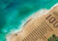 Celebrando 100 anos, marca da cerveja lança guia interativo global com melhores praias e promoção para conhecer uma delas - Foto: Divulgação