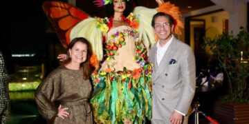 Netto Moreira e Patrícia Costa com personagem - Foto: Reginaldo Teixeira