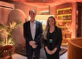 Marcos Tognato, especialista de Relações Institucionais, com Dayana Caldeira Abrantes, executiva Comercial da GOL, conduziram o evento em celebração à rota Petrolina-Salvador na noite desta quinta (23), em Petrolina - Foto: Victor Erlacher Espindula