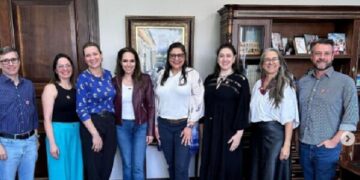 Membros da Assespro-PR e do Curitiba Convention com a Deputada Maria Victoria - Foto: Divulgação