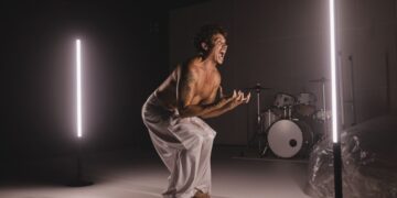 O renomado ator e um dos grandes nomes das artes cênicas brasileiras no espetáculo "Pequeno Monstro" - Foto: Divulgação