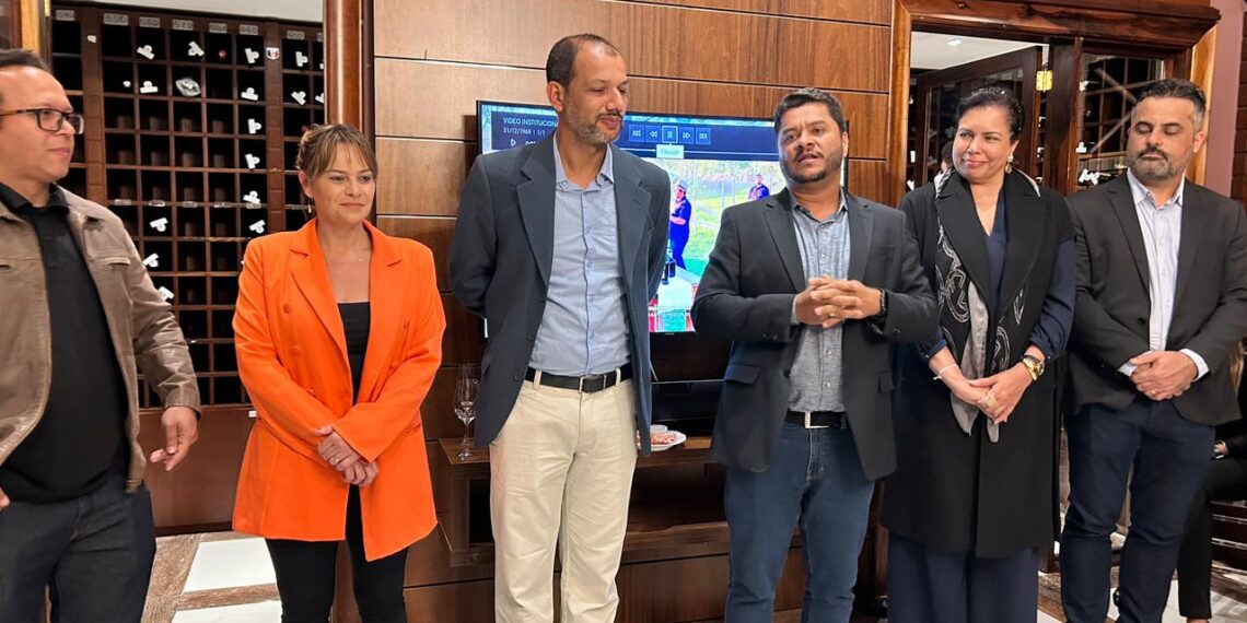 Alexandre Damasceno, empresário e proprietário da Vinicola Vale do Gongo; Bárbara Botega, Secretária de Estado de Cultura e Turismo de Minas Gerais; Itallo Mendes, Secretário Municipal de Turismo de Grão Mogol e presidente da Associação Nacional de Secretários e Dirigentes Municipais de Turismo (Anseditur); Diêgo Fagundes, prefeito de Grão Mogol; Patrícia Moreira, Subsecretaria de Turismo de Minas Gerais Gustavo Campos, Secretário de Turismo de Conceição do Mato Dentro - Foto: Divulgação