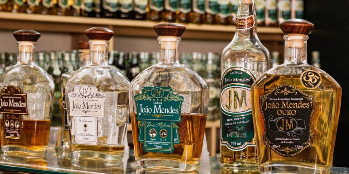 Marca fundada há 35 anos mantém viva a herança do agricultor que enxergou na cachaça uma forma de diversificar a lavoura de café - Foto: Tamás Bodolay