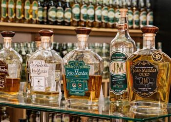 Marca fundada há 35 anos mantém viva a herança do agricultor que enxergou na cachaça uma forma de diversificar a lavoura de café - Foto: Tamás Bodolay