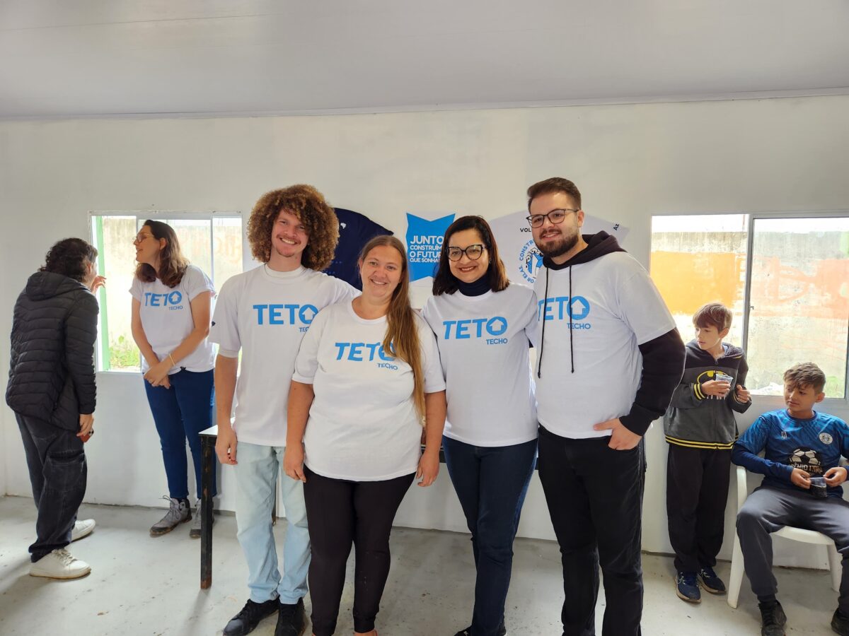 Representantes da TETO, da Azul e da comunidade, vestindo a mesma camisa na causa e entrega do centro comunitário - Foto: Divulgação