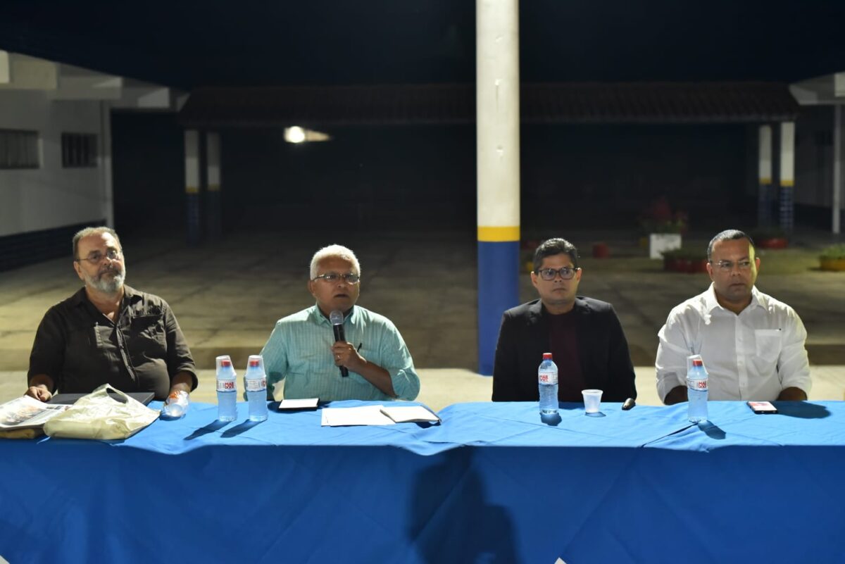 O arqueólogo Deusdedit Carneiro; o presidente da Academia Vitoriense de Letras, Washington Cantanhêde; Dr. Leonardo Bastos e o escritor e historiador Euges Lima na mesa de abertura dos trabalhos - Foto: Divulgação
