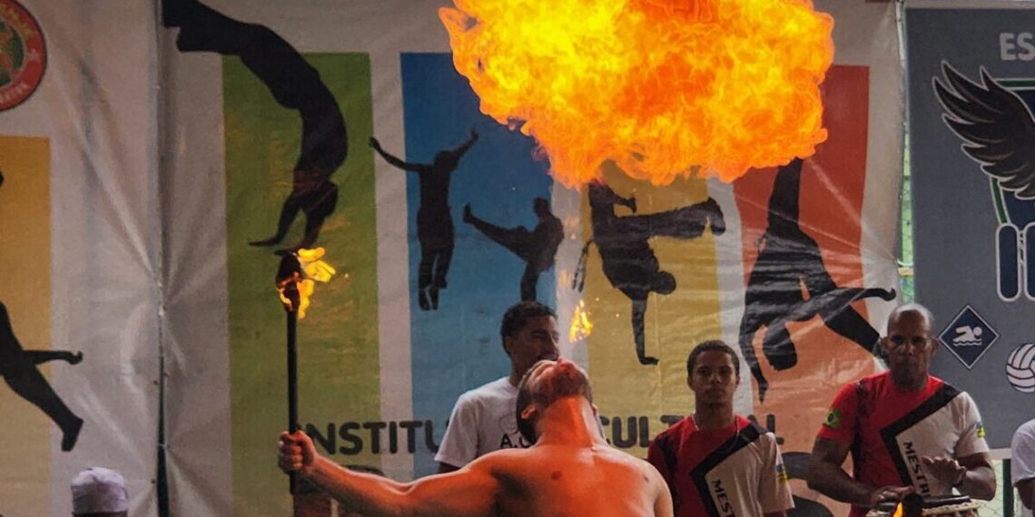 Apresentação de pirofagia do Mestre Aladin é um dos momentos mais aguardados nas apresentações - Foto: Marcos Luz