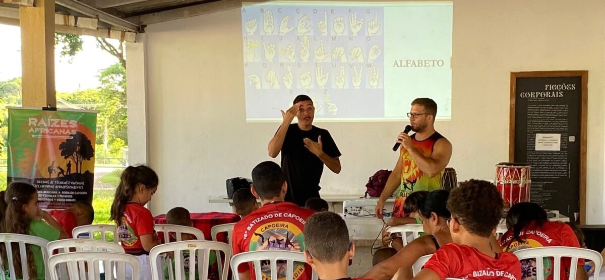 A troca de cordas é um dos momentos mais importantes para os alunos -Foto: Marcos Luz -Foto: Marcos Luz