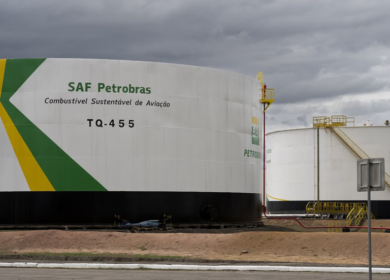 O SAF é considerado peça-chave para a redução das emissões de gases de efeito estufa na aviação civil e ocupa posição central nas estratégias globais de descarbonização do transporte aéreo - Foto: Divulgação