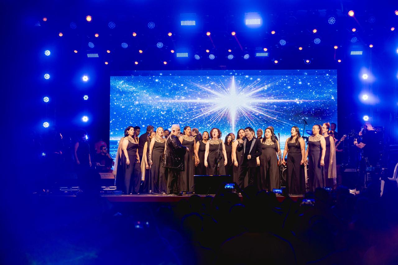 O Maestro Fernando Elias Mouchrek e o Coral de São João prometem emocionar o público no concerto natalino - Foto: Divulgação