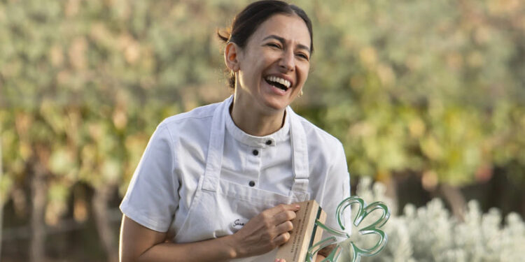 Chef Flavia Amad celebra a conquista da estrela verde do Guia Michelin concedida ao restaurante Osadía de Crear, da renomada vinícola Suzana Balbo Winery - Foto: Divulgação