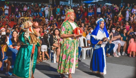 Nesse período, ruas, igrejas e comunidades se transformam em palcos vivos da cultura local - Foto: Reprodução