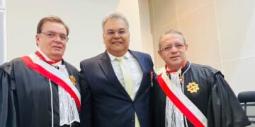 Condecorado com o Grau de Oficial da Ordem Timbira do Mérito Judiciário do Trabalho, o advogado Júlio Moreira Gomes Filho entre os Desembargadores Gérson Oliveira Costa Filho e James Magno Araújo Farias - Foto: Divulgação