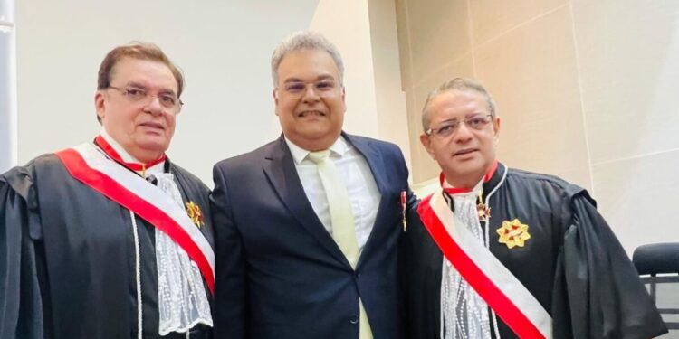 Condecorado com o Grau de Oficial da Ordem Timbira do Mérito Judiciário do Trabalho, o advogado Júlio Moreira Gomes Filho entre os Desembargadores Gérson Oliveira Costa Filho e James Magno Araújo Farias - Foto: Divulgação