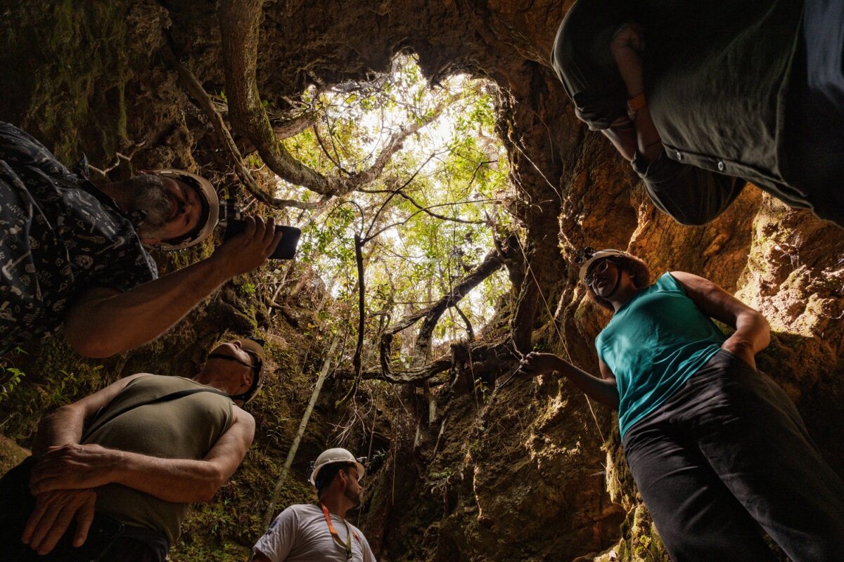 Gruta do Labirinto: visitas guiadas percorrem os corredores estreitos do trajeto de 150 metros de extensão, repleto de quartzito - Foto: Tamás Bodolay