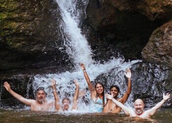Cachoeira Véu da Noiva, uma das mais belas da região, em um complexo de lazer que reúne diversos ambientes de entretenimento e boas vibrações - Foto: Tamás Bodolay