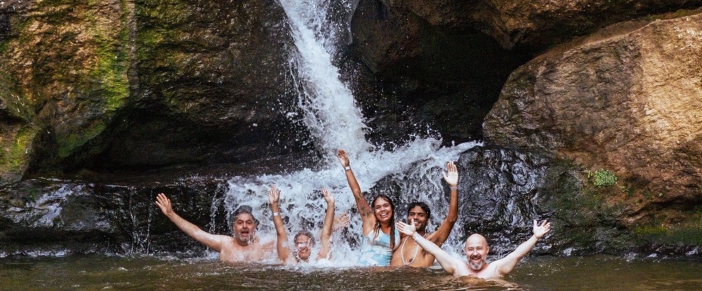 Cachoeira Véu da Noiva, uma das mais belas da região, em um complexo de lazer que reúne diversos ambientes de entretenimento e boas vibrações - Foto: Tamás Bodolay