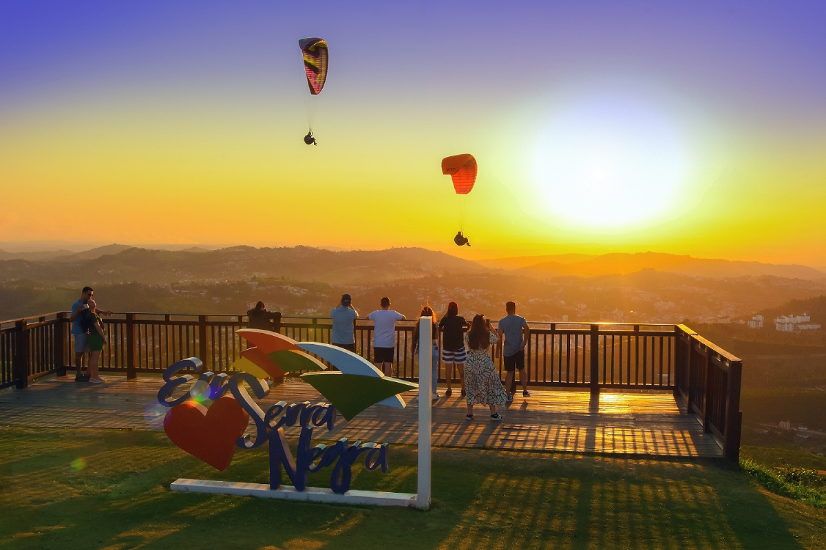 Com uma vista privilegiada das montanhas e da região, um lugar perfeito para ver o pôr do sol e sentir o ar puro do interior - Foto: Gerson Cordeiro