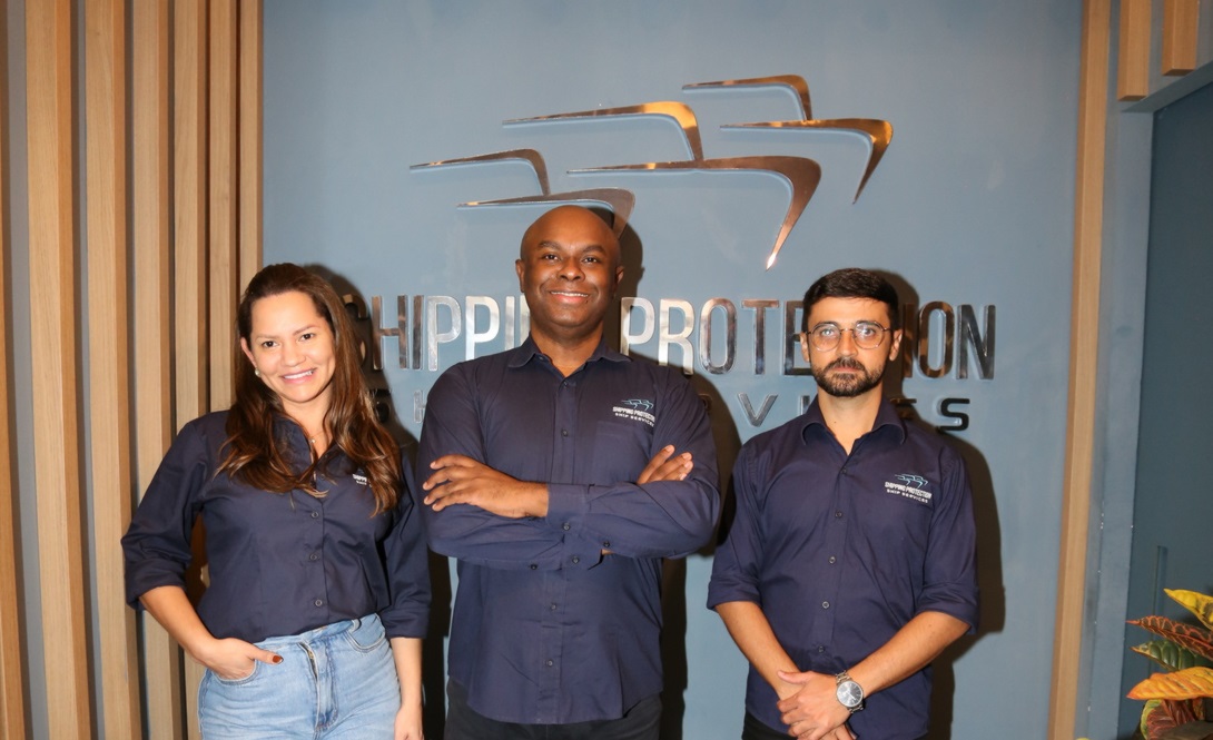 O trio à frente do Comitê de ESG da Shipping Protection celebra a certificação concedida pelo BV: Franciane Mendes, Gerente Administrativo – Financeira; o Diretor - Executivo Kledilton Pinto e o Coordenador de ESG Renato Lemos - Foto: Divulgação