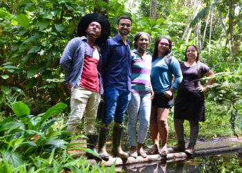 O Coordenador de ESG da empresa Renato Lemos com lideranças comunitárias de Alcântara; que são aliados da empresa na criação da Reserva Particular do Patrimônio Natural (RPPN) Shipping Protection - Foto: Divulgação  