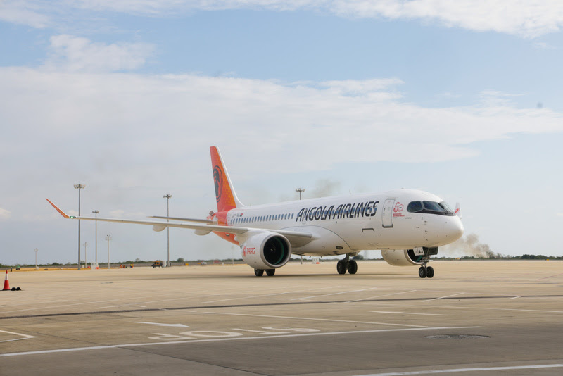 Chegada da aeronave Airbus A220-300 D2-TAJ ao AIAAN reforça o comprometimento da empresa com o mercado da aviação - Foto: Divulgação