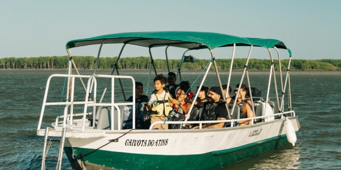 Experiência de imersão na natureza já começa no transfer de barco que leva até o vilarejo - Foto: Christian Mídia